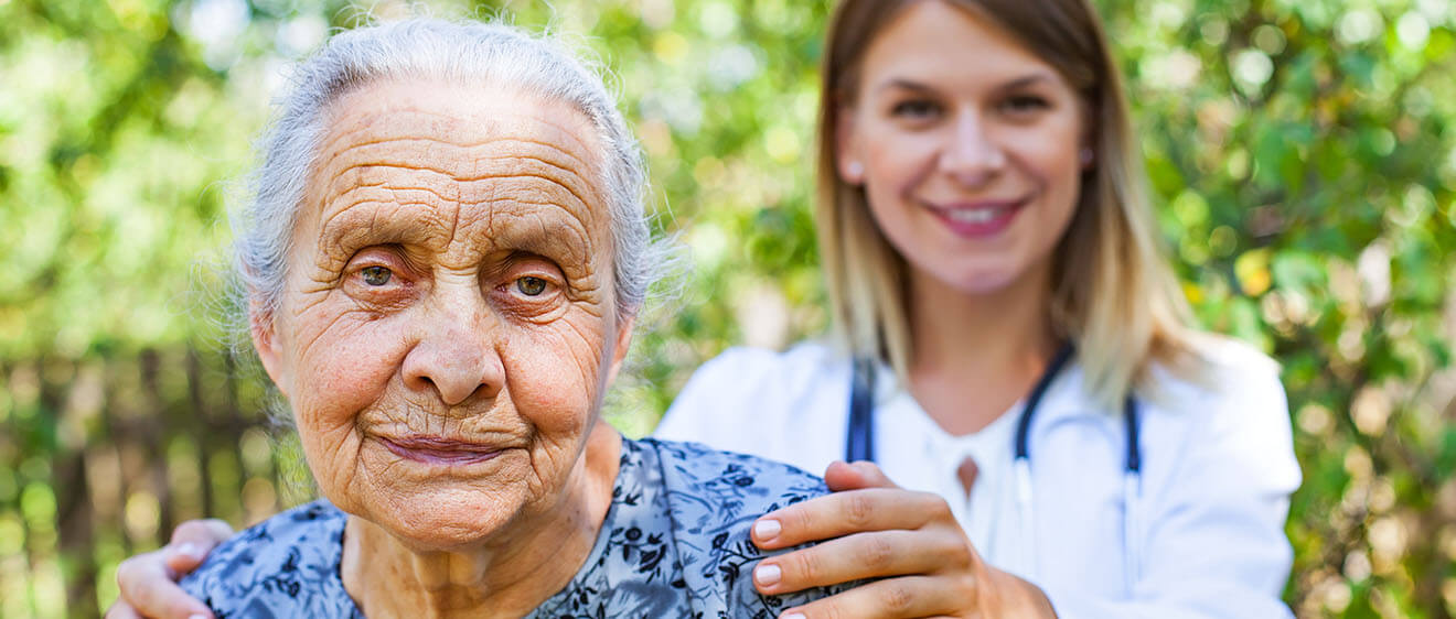 Infermiera si prende cura di una donna anziana con Alzheimer